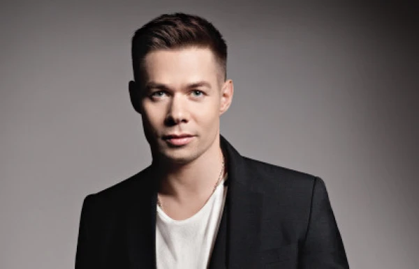 Романтичный молодой человек незаметно превратился в мужчину средних лет.