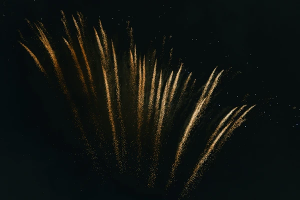 Trīs cilvēki guvuši nopietnas traumas, lietojot pirotehniku