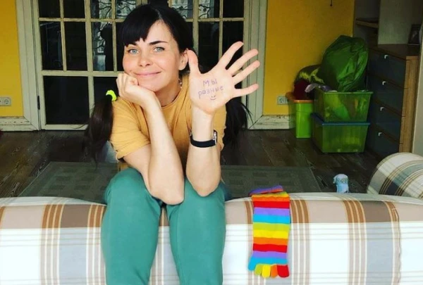 Ее нынешняя жизнь связана с благотворительностью.