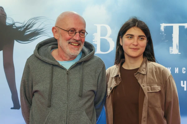 Счастлив в новом браке с 23-летней.