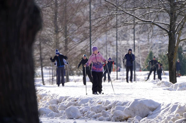 Rīgā Uzvaras parkā atvērta slēpošanas trase