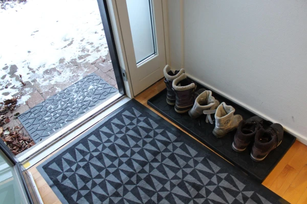 Vienkāršs ziemas triks priekšnamam: grīda paliks sausa pat slapjdraņķī