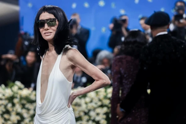 Бабушка Вера любит быть в центре внимания.