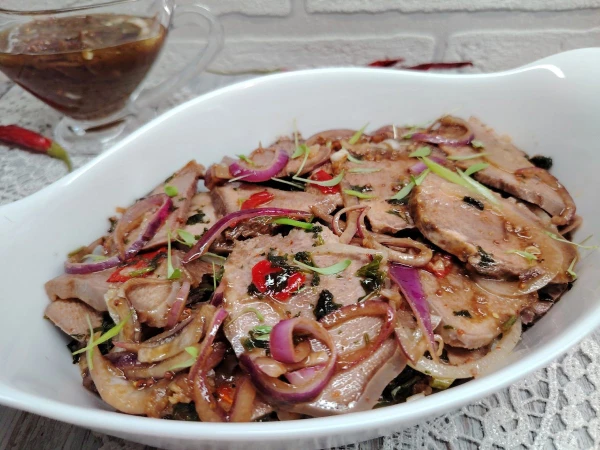 Marinēta mēle kā no restorāna: vienkārša gaļas delikateses recepte