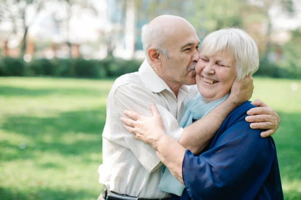 Stipra laulība izrādās viens no galvenajiem labklājības faktoriem vecumā