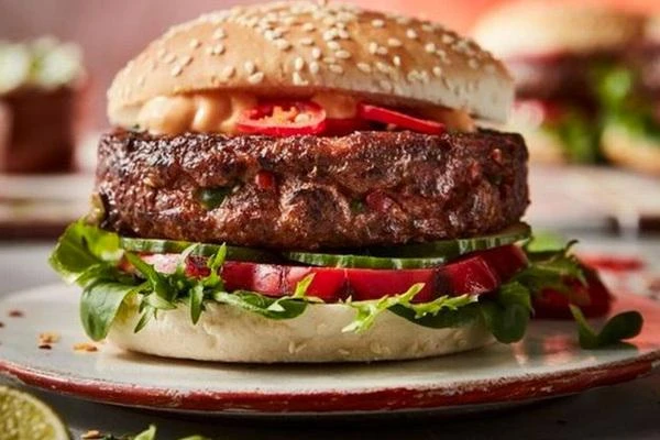 Svars redzamā vietā. Nutricioloģe atklāja produktus, kas var pievienot kilogramus