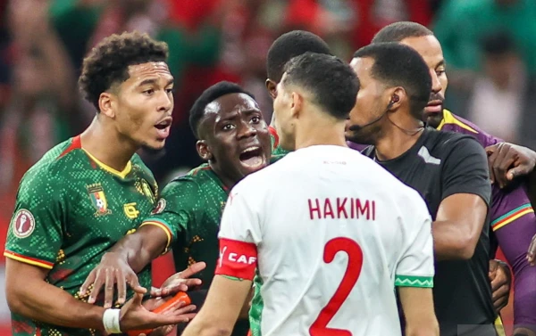 Marokas izlase bez ielaistiem vārtiem pārspēja Kamerūnas komandu un iekļuva Āfrikas kausa pusfinālā