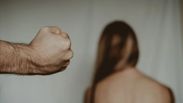 Негодяй терроризировал свою сожительницу.