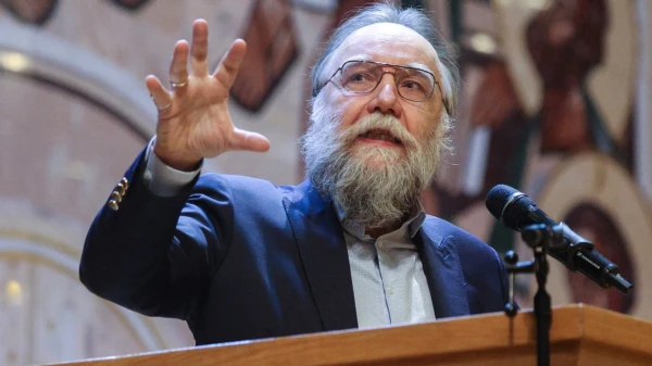 В детстве на него сильно повлиял отец - генерал военной разведки.