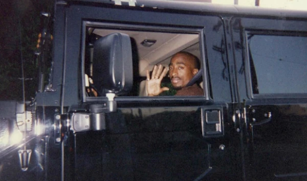 Он умер молодым и популярным.