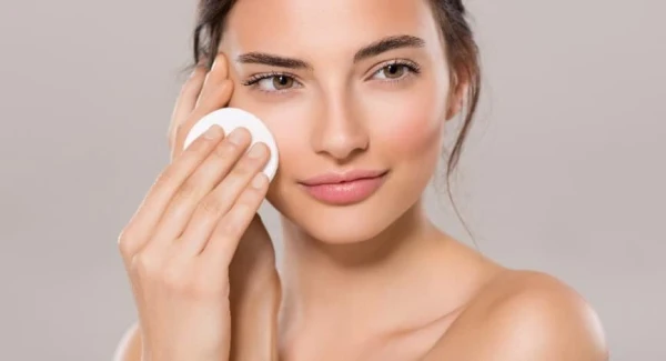 «Tīra āda» — vai tas nozīmē veselīga? Godīga atbilde no kosmetoloģes