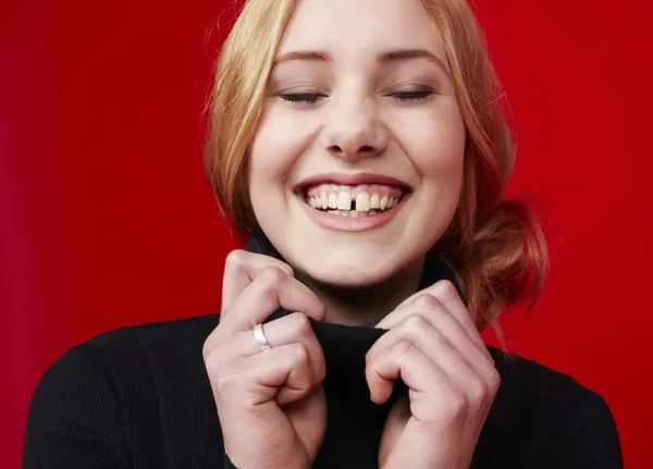 Sprauga starp zobiem: mīļa iezīme vai drauds veselībai?