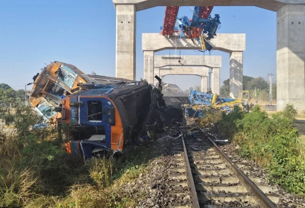 Dzelzceļa katastrofā Taizemē 22 bojāgājušie