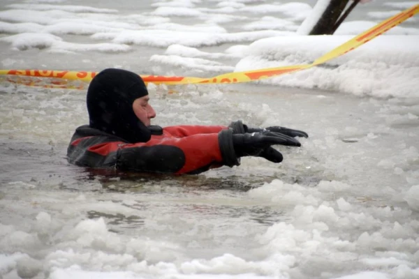 Glābēji palīdz no ledus krastā nonākt diviem bērniem Rīgā