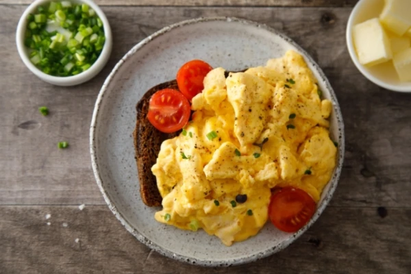 Dietetologi nosauca visnoderīgākos olu gatavošanas veidus