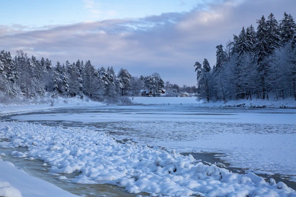 Upes lielākoties aizsalušas; ledus biezums dažos ezeros sasniedz 25 centimetrus