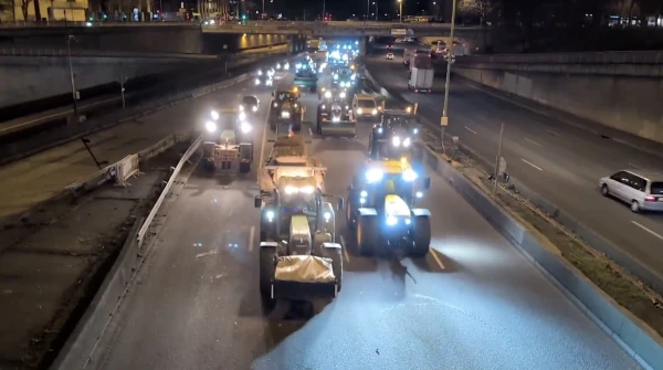 Francijā aizturēti 50 lauksaimnieki pēc ielaušanās ministrijas ēkā