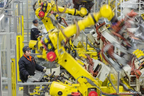 Могучие роботы в руках внимательных китаянок.