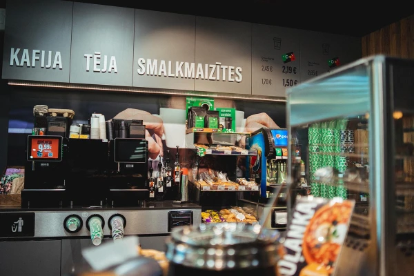 Degvielas uzpildes staciju tīkls vairs neplāno mākslīgi samazināt kafijas cenas