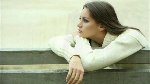 Dzīve vienatnē: priekšrocības un grūtības sievietei ārpus attiecībām