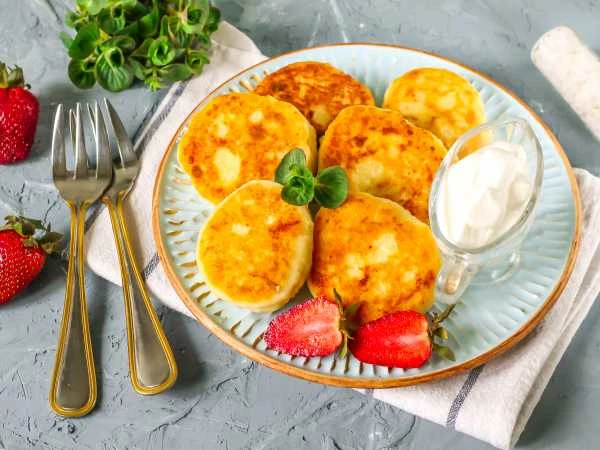 Kā pagatavot aromātiskus biezpiena plācenīšus ar mandariņiem: ideālas brokastis