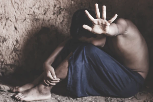 Stokholmas sindroms: kāpēc upuris var aizstāvēt varmāku