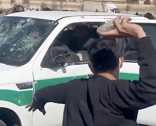 Irānā atjaunota piekļuve īsziņām, bet joprojām atslēgts internets