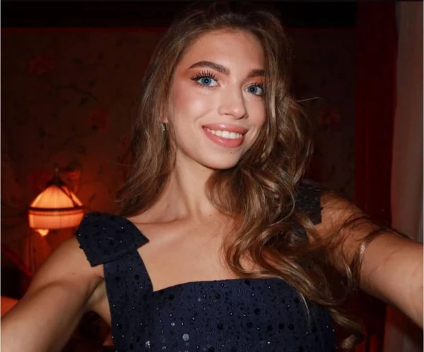 Эта красавица затмит свою мамочку.