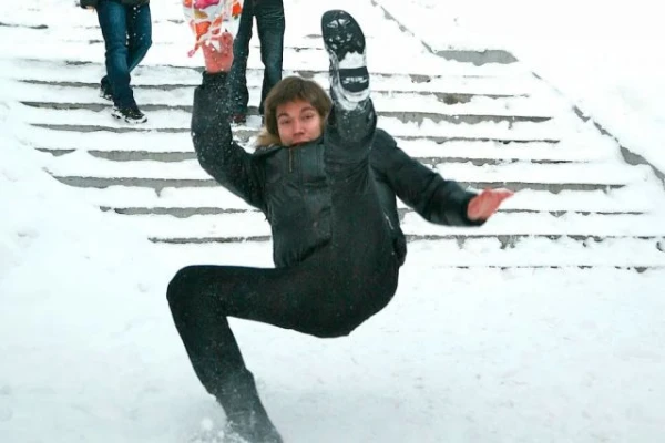 Vai iespējams apstrādāt zoli, lai apavi neslīdētu apledojumā?