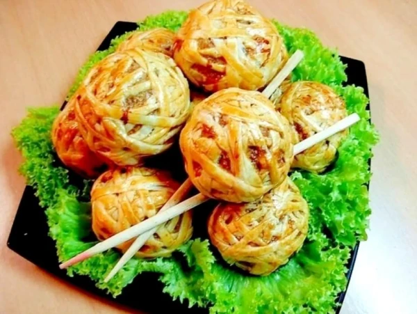 Gaļas bumbiņas kārtainajā mīklā - vienkārši un neparasti (VIDEO)