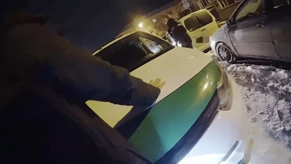 Pašvaldības policisti Ķengaragā aptur autovadītāju bez tiesībām; vainīgais metas bēgt