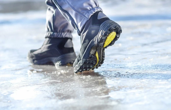 Drošība uz ledus: vienkāršs paņēmiens ziemas pastaigām pa slidenām ietvēm