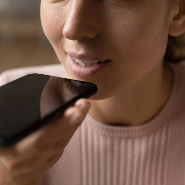 Svarīgi: kāpēc cilvēki tur tālruni pie mutes kā sendviču?