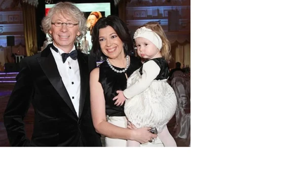 Отцом младшей доченьки артист стал в 58 лет.