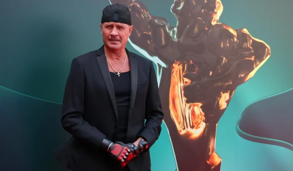 No olimpiskajām uzvarām līdz skatuvei: Romans Kostomarovs pārsteidz līdzjutējus ar pārmaiņām