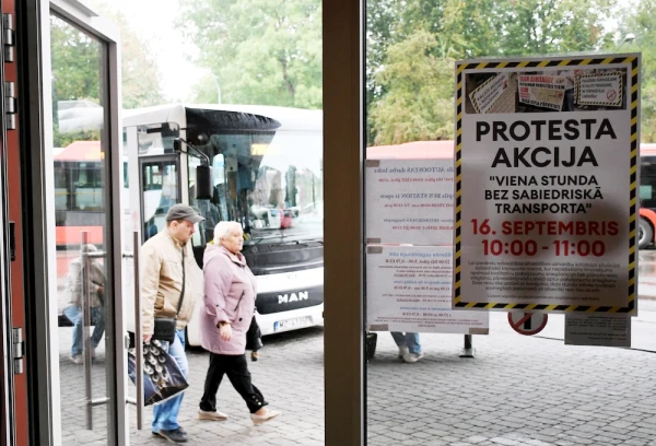 Pasažieru pārvadātāji aicina atsaukt no amata satiksmes ministru Švinku