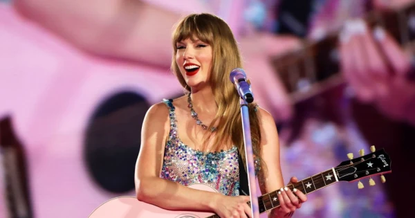 Teilore Svifta kļuvusi par jaunāko mākslinieci, kas iekļauta dziesmu autoru Slavas zālē