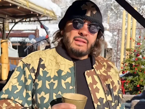 Матерый народный артист.