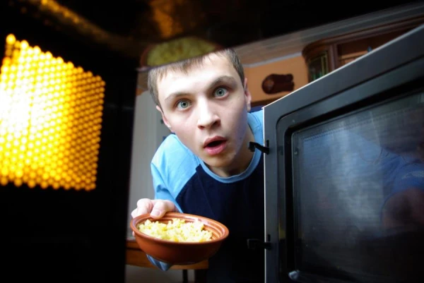 Onkoloģe paskaidroja, vai pastāv saikne starp mikroviļņu krāsnīm un vēzi