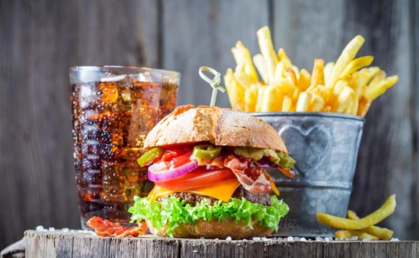 Kā ātrā ēdināšana un pusfabrikāti veicina novecošanos?