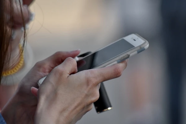 Pat īslaicīga atteikšanās no viedtālruņa padara cilvēku laimīgāku