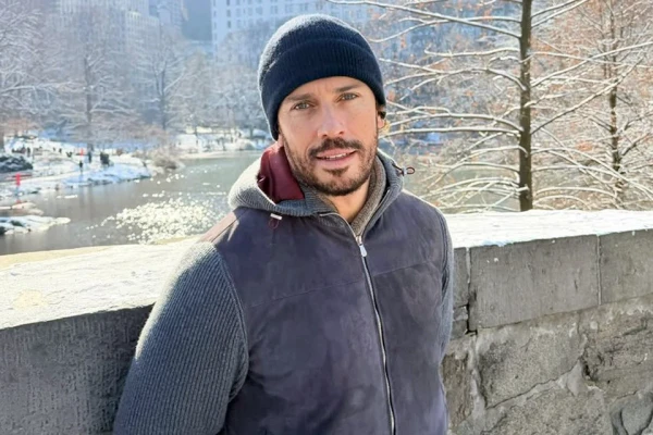 Имидж бродяги 49-летнему артисту вполне под стать.