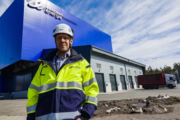 Директор по коммерческой деятельности Vantaan Energia Калле Патомери говорит, что на первом этапе на новый мусоросжигательный завод планируют привозить опасные отходы из стран Северной Европы.