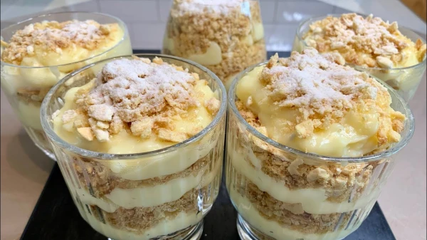 Vienkāršība un izsmalcināta pasniegšana: gatavojam slinko «Napoleonu» glāzē 15 minūtēs