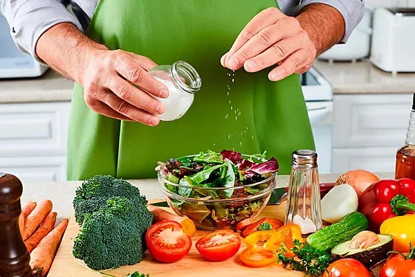 Gaļa, dārzeņi, olas, zivis: kad sālīt, lai ēdiens būtu garšīgs un sulīgs