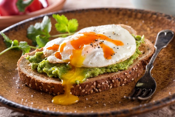 6 idejas veselīgām brokastīm, kuras pagatavojamas piecās minūtēs