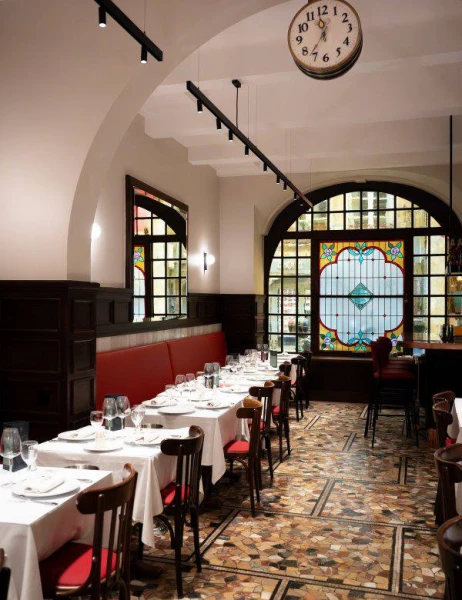 Столы накрыты, а гостей и нет.