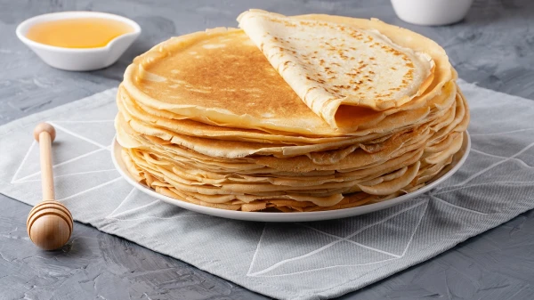 Pankūkas plīst un garšo kā gumija? 5 kļūdas, kas sabojā pat ideālu recepti