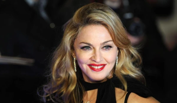 Madonna atkal šokē — šoreiz ausainē ar padomju kokardi