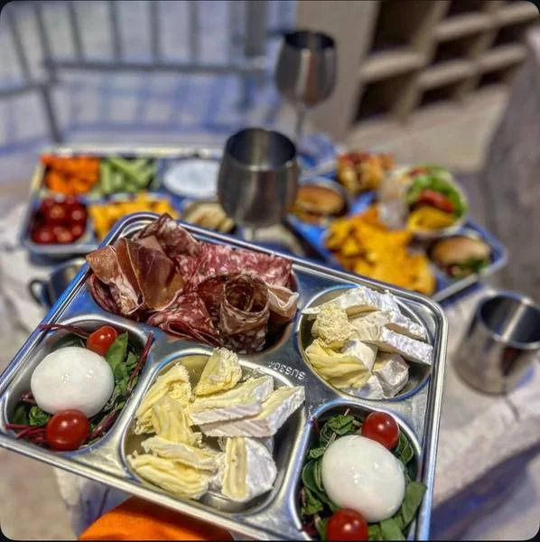 Вот так вынуждены питаться честные арестанты в годину Макрона.